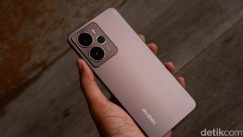 Perangkat ini juga memiliki ketahanan luar biasa dengan proteksi tahan air dan debu tertinggi di segmennya, mencapai rating IP69 yang tahan terhadap air panas bertekanan tinggi, serta IP68 yang tahan terendam hingga 2,5 meter selama 30 menit, dan IP66 untuk perlindungan terhadap semburan air bertekanan tinggi. Foto: Adi Fida Rahman/detikINET