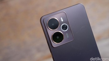Di sektor fotografi, Realme 14 5G mengandalkan kamera utama 50MP dengan aperture f/1.8 dan dukungan OIS 2-sumbu untuk hasil jepretan yang tajam dan stabil, bahkan saat memotret objek bergerak cepat. Fitur AI seperti AI Snap Mode dengan kecepatan shutter mendekati 1/10000 detik, AI Eraser untuk menghapus objek tak diinginkan, dan AI Clear Face untuk meningkatkan kejernihan wajah dalam foto portrait turut disematkan. Foto: Adi Fida Rahman/detikINET