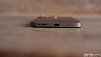 Memilikiu port USB-C, speaker dan SIM Card tray di bagian bawah. Foto: Adi Fida Rahman/detikINET