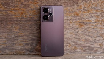 Chipset ini mampu mendukung gameplay mulus hingga 120 FPS untuk berbagai game MOBA populer seperti Honor of Kings, Mobile Legends: Bang Bang, dan Free Fire. Untuk mendukung performa gaming yang intens, Realme 14 5G dilengkapi dengan RAM dinamis hingga 18GB (8GB fisik + 10GB virtual) dan penyimpanan internal sebesar 256GB. Foto: Adi Fida Rahman/detikINET