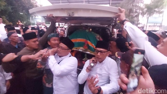 Ribuan pelayat mengiringi pemberangkat jenazah Alamudin Dimyati Rois atau Gus Alam dari rumah duka menuju Masjid Al Mutaqqin Kaliwungu untuk disalatkan, Selasa (06/05/2025).