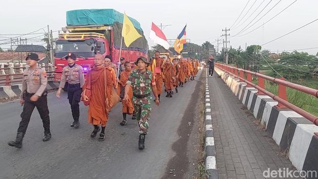 Rombongan biksu thudong berjalan kaki meninggalkan Kendal menuju Semarang, Selasa (5/5/2025) pagi.