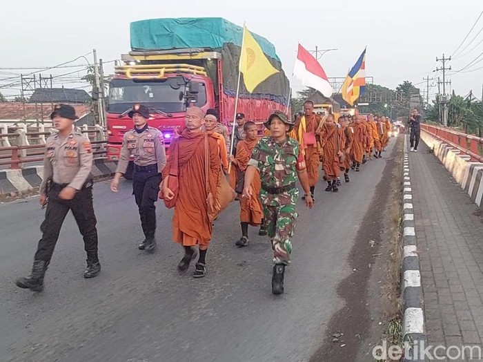 Rombongan biksu thudong berjalan kaki meninggalkan Kendal menuju Semarang, Selasa (5/5/2025) pagi.