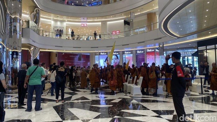 Rombongan Biksu Thudong tengah beristirahat di Queen City Mall, Kecamatan Semarang Tengah, Selasa (6/5/2025).