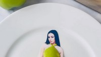 Charli XCX juga menjadi model Perman untuk membuat desain gaun cantik satu ini. Ia menggunakan potongan apel yang diiris kecil dan disusun per layer. Foto: Instagram @rubyperman