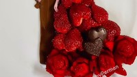 Taylor Swiss dan Travis Scott juga pernah menjadi model Perman untuk desain gaun buatannya. Gaun itu desainnya dibuat dari buah stroberi dan cokelat. Foto: Instagram @rubyperman