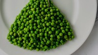 Perman pernah membuat desain gaun yang menawan dari kacang polong. Kacang polong itu membentuk gaun yang rupanya mekar. Foto: Instagram @rubyperman