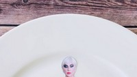 Lady Gaga pernah dijadikan model untuk desain gaunnya yang terbuat dari jelly berwarna merah pekat ini. Ia membentuk rupa mawar pada aksen bawah gaun. Foto: Instagram @rubyperman