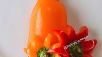 Ruby Perman memamerkan koleksi desain gaun yang terbuat dari makanan itu ke akun Instagram miliknya @rubyperman. Ia membuat desain itu dari paduan sayuran, buah, dan lainnya. Foto: Instagram @rubyperman