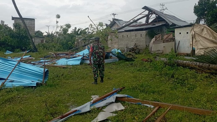 Rumah warga rusak diterjang angin puting beliung di Kabupaten Gorontalo.