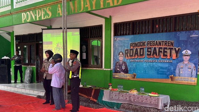 Satlantas Polresta Sidoarjo sosialisasi road safety ke santri