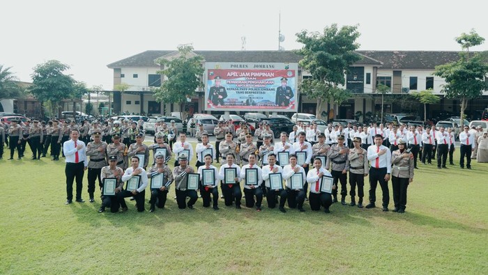 Sebanyak 18 polisi di Jombang diberi penghargaan atas kinerjanya mengungkap kasus