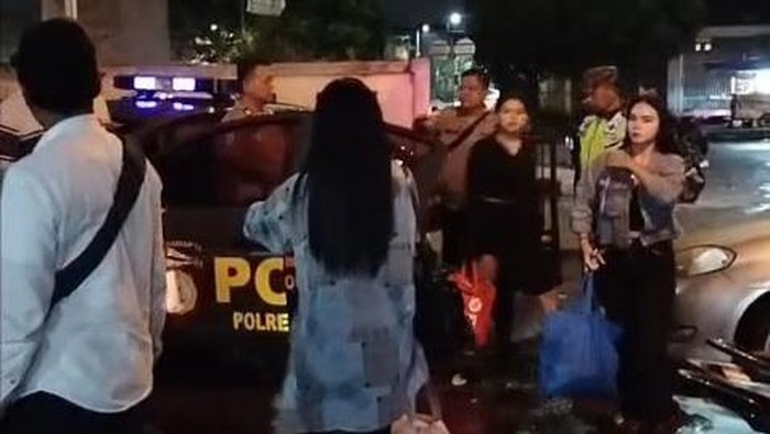 Sebanyak 3 wanita diamankan karena diduga pelaku prostitusi online. Ketiganya diamankan dari hotel kawasan Jalan Sudirman, Bogor Tengah, Kota Bogor. (dok Istimewa)