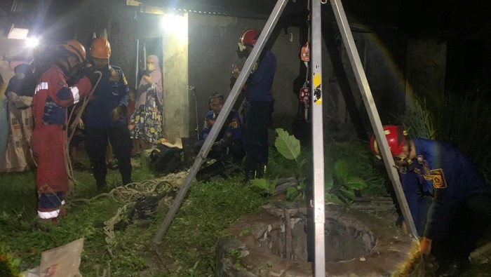 Seekor ular Sanca berukuran sekitar tiga meter masuk ke dalam sumur warga di Kelurahan Pabuaran, Cibinong, Bogor (dok. ist)