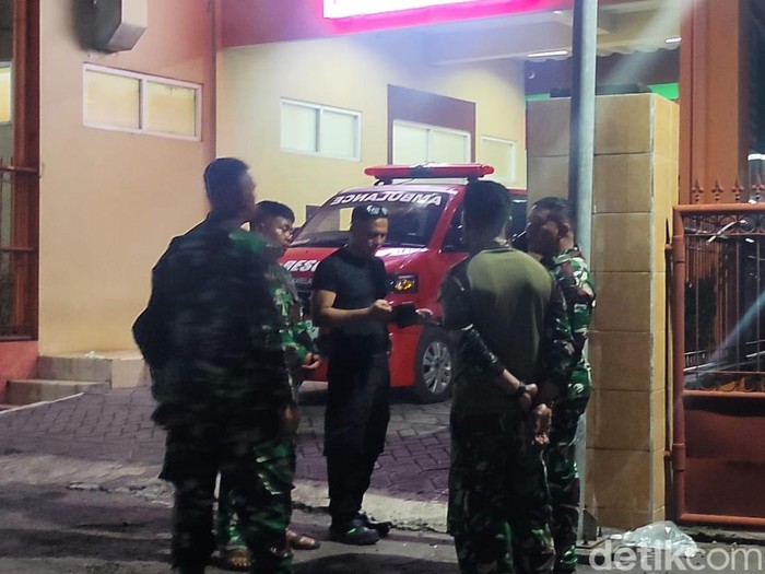 Sejumlah anggota TNI berada di Kamar Jenazah RS Pusdik Bhayangkara Porong, Sidoarjo.