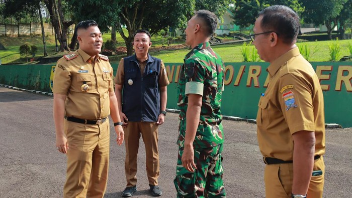 Sekda Kota Palembang  mengunjungi Markas Yonif 200 Raider