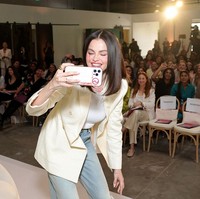 Selena memilih jeans model high-waist  dengan potongan flare. Detail layering denim di bagian dalam kaki celana menciptakan aksen visual yang unik, sekaligus membawa nuansa retro. Foto: Getty Images for Rare Beauty/Stefanie Keenan