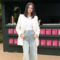 Wanita 32 tahun ini memilih palet warna netral yang bersih, mengenakan blazer putih gading bertekstur dengan siluet tailored dan detail double-breasted, yang memberi sentuhan profesional. Foto: Getty Images for Rare Beauty/Stefanie Keenan