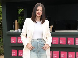Inspirasi Gaya Smart Casual dari Selena Gomez, Padukan Blazer dan Flare Jeans