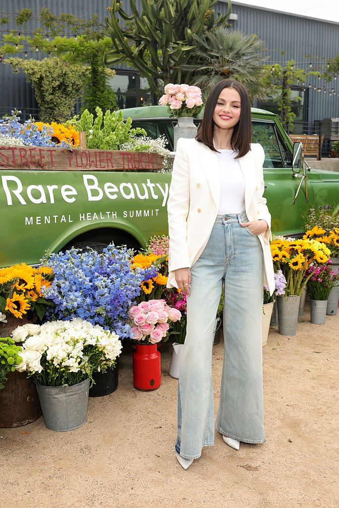 Selena Gomez menghadiri KTT Kesehatan Mental tahunan Rare Beauty yang ke-4 di Rolling Greens pada 01 Mei 2025 di Los Angeles, California.