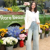Dalam acara Rare Beauty’s Fourth Annual Mental Health Summit, Selena Gomez memadukan blazer dan flare jeans. Sebuah kombinasi gaya formal dan casual yang selalu on point. Foto: Getty Images for Rare Beauty/Stefanie Keenan