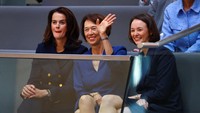Istri Friedrich Merz, Charlotte Merz melambaikan tangan saat menyaksikan suaminya terpilih sebagai kanselir di parlemen.