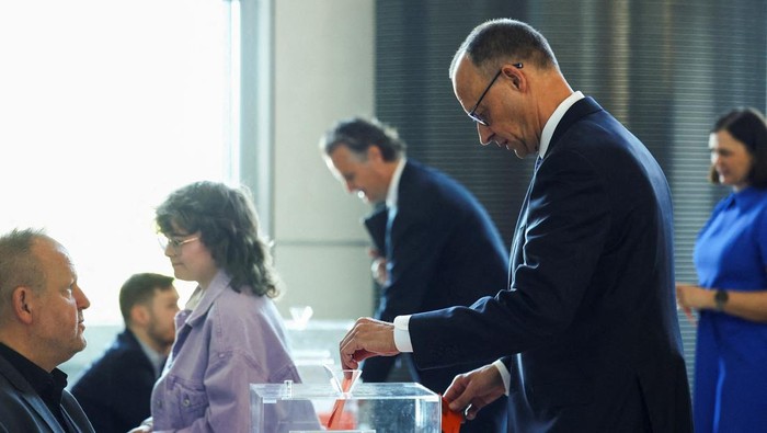 Senyum Friedrich Merz Usai Terpilih Jadi Kanselir Jerman Pemimpin Partai Uni Demokrat Kristen (CDU), Friedrich Merz tersenyum lebar usai terpilih sebagai kanselir Jerman. Ia menggantikan Olaf Scholz.