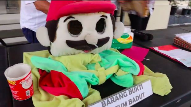 Seorang pria mencuri motor dengan modus menjadi badut keliling viral di medsos. Pelaku ditangkap Polres Serang. (dok Polres Serang)