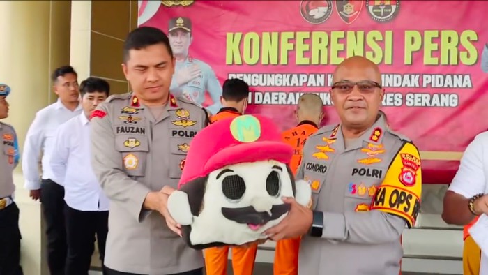 Seorang pria mencuri motor dengan modus menjadi badut keliling viral di medsos. Pelaku ditangkap Polres Serang. (dok Polres Serang)