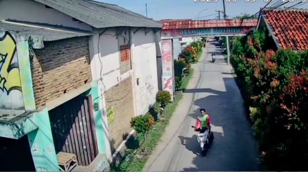 Seorang pria mencuri motor dengan modus menjadi badut keliling viral di medsos. Pelaku ditangkap Polres Serang. (dok Polres Serang)