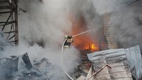 Petugas pemadam kebakaran bekerja di lokasi Pasar Barabashovo yang terbakar usai serangan drone Rusia di Kharkiv, Ukraina, Selasa (6/5/2025).