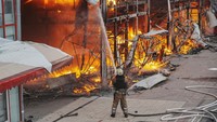 Kebakaran hebat melanda Pasar Barabashovo, Kharkiv, usai dihantam drone, sementara petugas berupaya mengendalikan api dan menyelamatkan area sekitar.