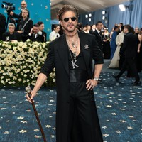 Kehadiran King of Bollywood, Shah Rukh Khan menjadi kejutan di Met Gala 2025. Sang aktor tampil memukau dalam balutan setelan blazer panjang berwarna hitam rancangan desainer populer India, Sabyasachi. Dilengkapi tumpukan kalung emas di atas atasan berkerah rendah dan tongkat kepala harimau sebagai statement. Foto: Getty Images