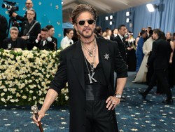 Debut Shah Rukh Khan di Met Gala: Leher Penuh Kalung-Bawa Tongkat Kepala Macan