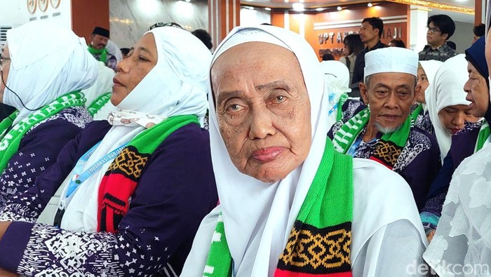 Siti Rohana menabung selama 14 tahun dari pensiunan gajinya sebagai seorang guru agama SMP untuk naik haji 2025.
