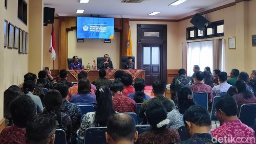 Sosialisasi kesiapan pelaksanaan program bimbel bahasa Inggris gratis di banjar dalam waktu dekat kepada para perangkat desa/kelurahan di Badung, Selasa (6/5/2025).