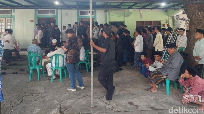 Suasana rumah duka almarhum Alamuddin Dimyati Rois di Kaliwungu, Kendal, Selasa (6/5/2025).