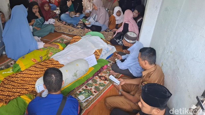 Suasana rumah duka Zarnubi Viktoria, petugas damkar yang tewas usai kecelakaan di Musi Rawas.