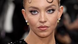 Sydney Sweeney Gak Cuma Seksi di Met Gala 2025, Ada Arti di Balik Penampilannya