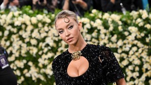 Sydney Sweeney baru saja memposting produk sabun batangan yang dirilis dari merek Dr.Squatch. Sabun yang sampulnya didesain dengan wajah cantiknya jadi pembicaraan baru-baru ini.   Foto: Penske Media via Getty Images/Michael Buckner