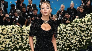 Ia tampil dengan gaun hitam dari Miu Miu. Getty Images/Jamie McCarthy