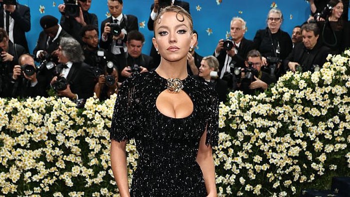 NEW YORK, NEW YORK - MAY 05: Sydney Sweeney attends the 2025 Met Gala Celebrating Superfine: Tailoring Black Style at Metropolitan Museum of Art on May 05, 2025 in New York City.  (Photo by Jamie McCarthy/Getty Images)