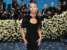 Sydney Sweeney Gak Cuma Seksi di Met Gala 2025, Ada Arti di Balik Penampilannya Sydney Sweeney Gak Cuma Seksi di Met Gala 2025, Ada Arti di Balik Penampilannya