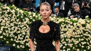 Ia melakukan tribute untuk Kim Novak yang akan diperankan olehnya dalam serial terbarunya yakni Scandalous. Penske Media via Getty Images/Michael Buckner