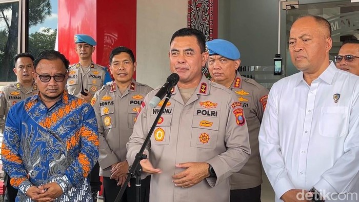 Teks foto: Kapolda Sumut Irjen Whisnu Hermawan bersama Komisioner Kompolmas Choirul Anam saat diwawancarai di Polda Sumut. (Finta Rahyuni/detikSumut)