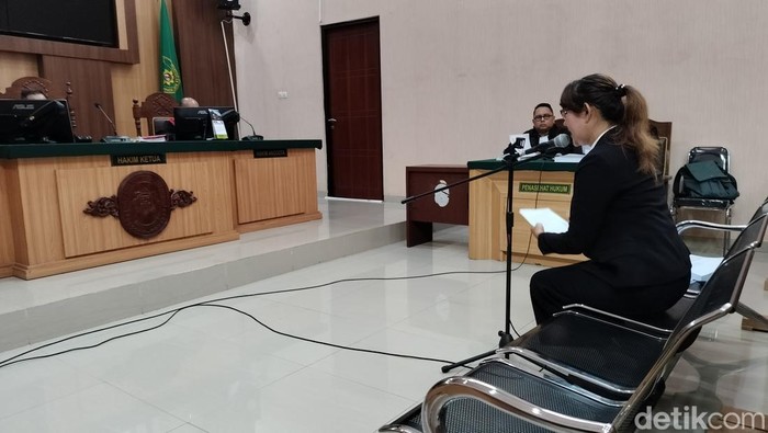Terdakwa Isa Zega saat menghadiri sidang pembacaan pledoi.