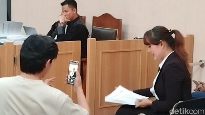 Terdakwa Isa Zega saat menghadiri sidang pembacaan pledoi.