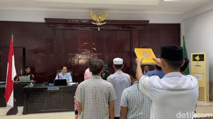 Tiga saksi saat memberikan keterangan di sidang perdana Jumran.