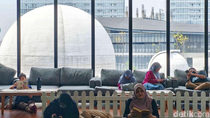 TIM Jadi Perpustakaan Pertama yang Buka Sampai Malam Sejumlah pengunjung terlihat membaca dan memilih buku di Perpustakaan Jakarta dan Pusat Dokumentasi Sastra HB Jassin, Taman Ismail Marzuki (TIM), Jakarta, Selasa (6/5/2025). Suasana belajar tampak tetap hidup meski waktu sudah memasuki malam hari.