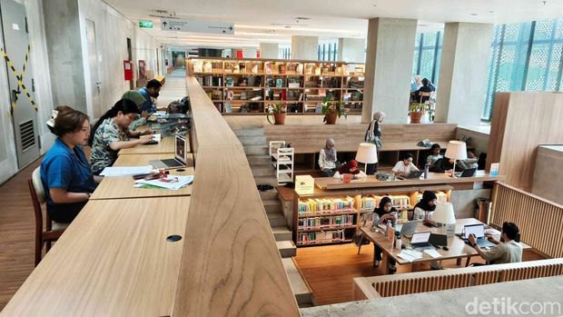 Sejumlah pengunjung terlihat membaca dan memilih buku di Perpustakaan Jakarta dan Pusat Dokumentasi Sastra HB Jassin, Taman Ismail Marzuki (TIM), Jakarta, Selasa (6/5/2025). Suasana belajar tampak tetap hidup meski waktu sudah memasuki malam hari.
